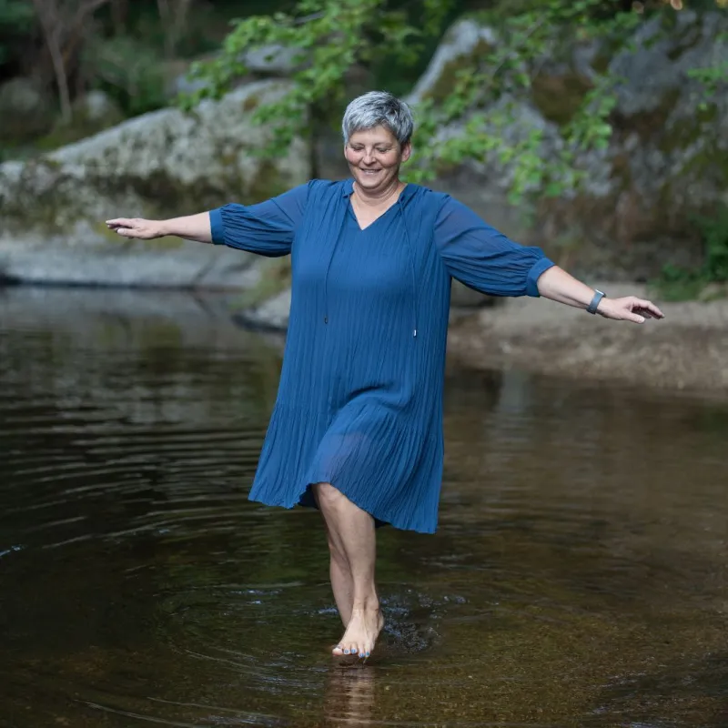 Birgit tanzt im Wasser