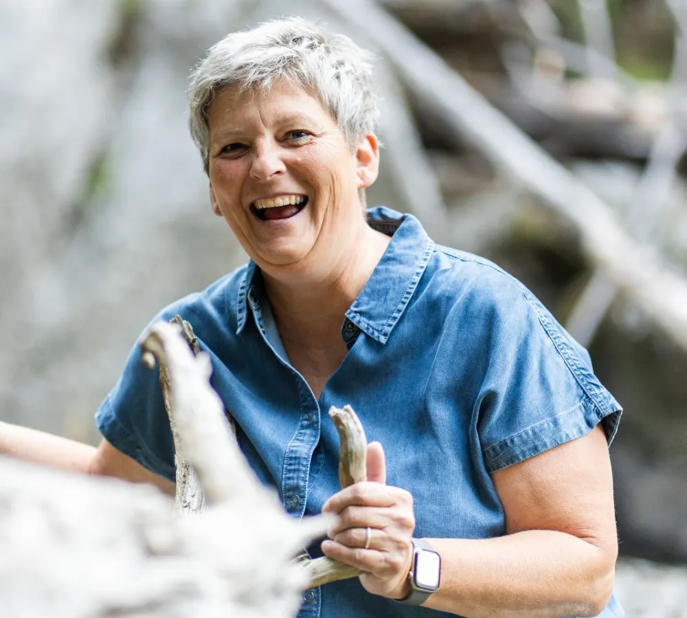 Birgit Witzmann lächelt im Wald 